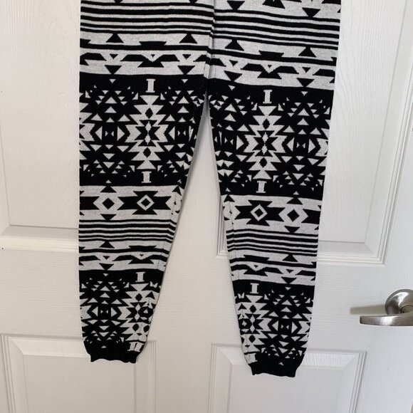 SO® Medium Black White Aztec High-Rise Sweater Leggings Juniors New - Picture 3 of 13